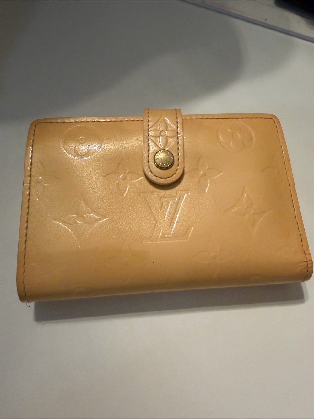 Louis Vuitton Beige Monogram Vernis Kiss Lock Wallet
